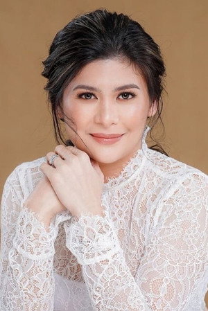 Cover image for Roxanne Guinoo