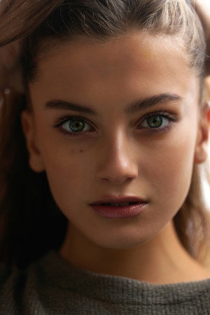 Cover image for Zoë Pastelle Holthuizen