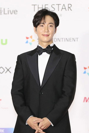Cover image for Park Geon-il