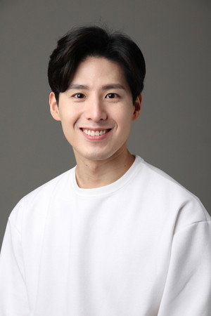 Cover image for Ahn Hwi-tae