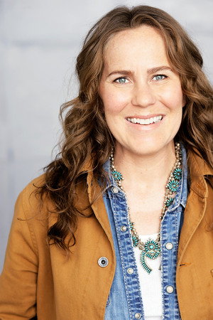 Cover image for Ali Hanson