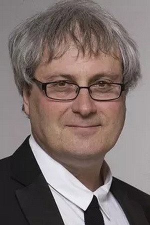 Cover image for Simon Curtis