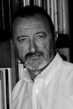 Cover image for Arturo Pérez-Reverte