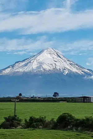 Cover image for Te Kāhui Tupua Taranaki Mounga