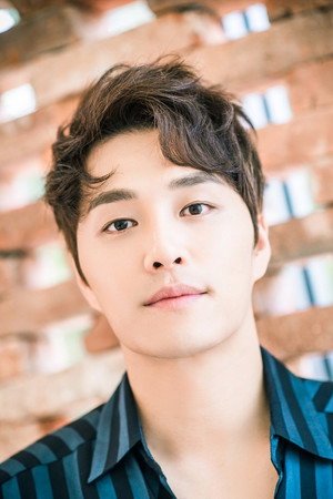 Cover image for Min Woo-hyuk