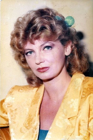 Cover image for Cezara Dafinescu
