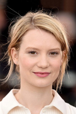 Cover image for Mia Wasikowska