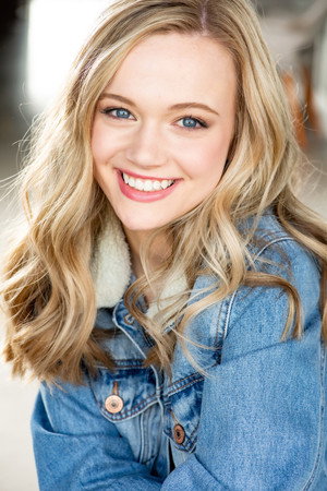 Cover image for Hali Everette