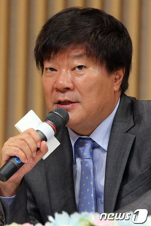 Cover image for Kim Jong-hak