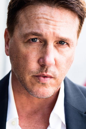 Cover image for Lochlyn Munro