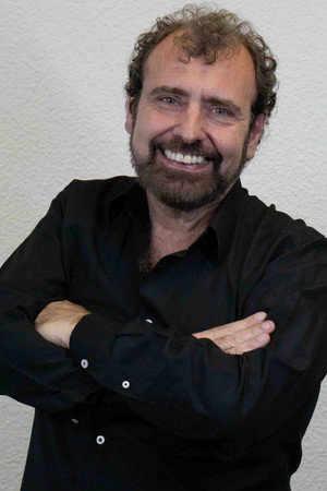 Cover image for Hélcio Henriques