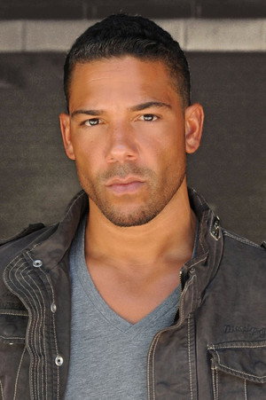 Cover image for Tiago Roberts