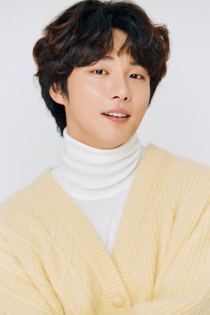Cover image for 윤시윤