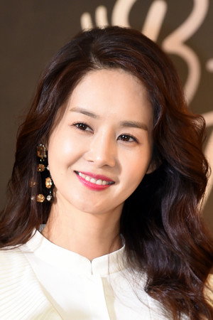 Cover image for Kim Ga-yeon