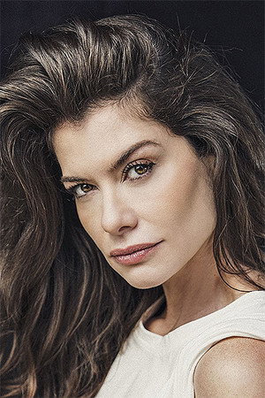 Cover image for Alinne Moraes