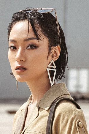 Cover image for Hồ Thu Anh