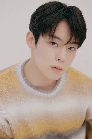 Cover image for 윤서빈
