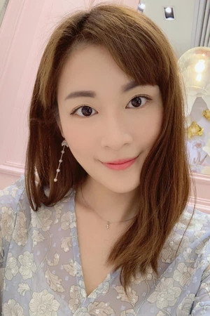 Cover image for 周梓盈