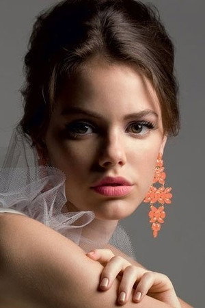 Cover image for Laura Neiva