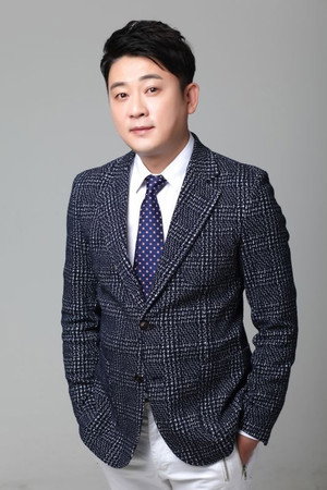 Cover image for Yoo Dong-kyun