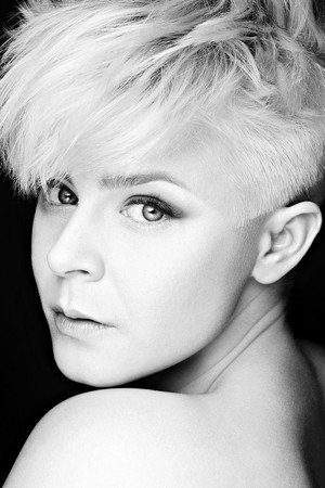 Cover image for Robyn