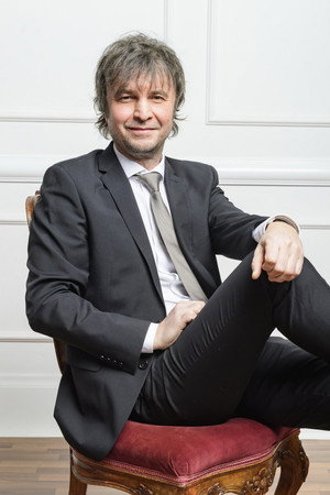 Cover image for Hrutka Róbert