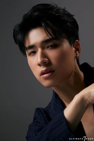 Cover image for ธนธร เสนางคนิกร