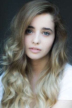 Cover image for Holly Earl