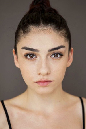 Cover image for Hazar Ergüçlü