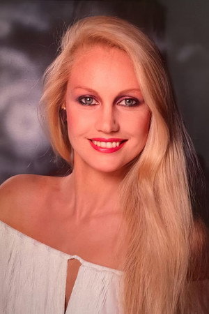 Cover image for Anneline Kriel