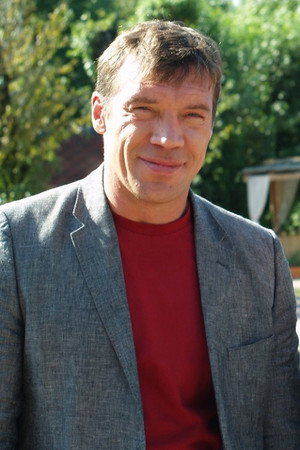 Cover image for Олег Чернов