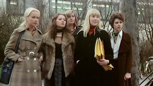 Backdrop for Доклад о школьницах 10: Когда-нибудь это случается с каждой